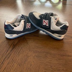 New balance tennis shoes
